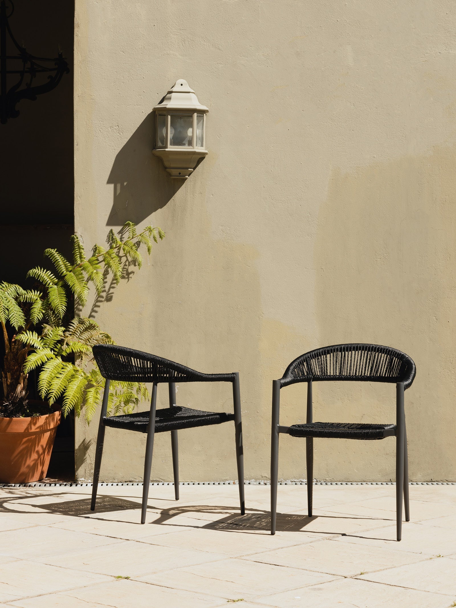 Chaise en aluminium avec dossier incurvé et empilable pour terrasse